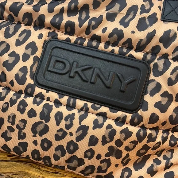 🆕DKNY Torie Leopard Print Tote NWT - Picture 4 of 9